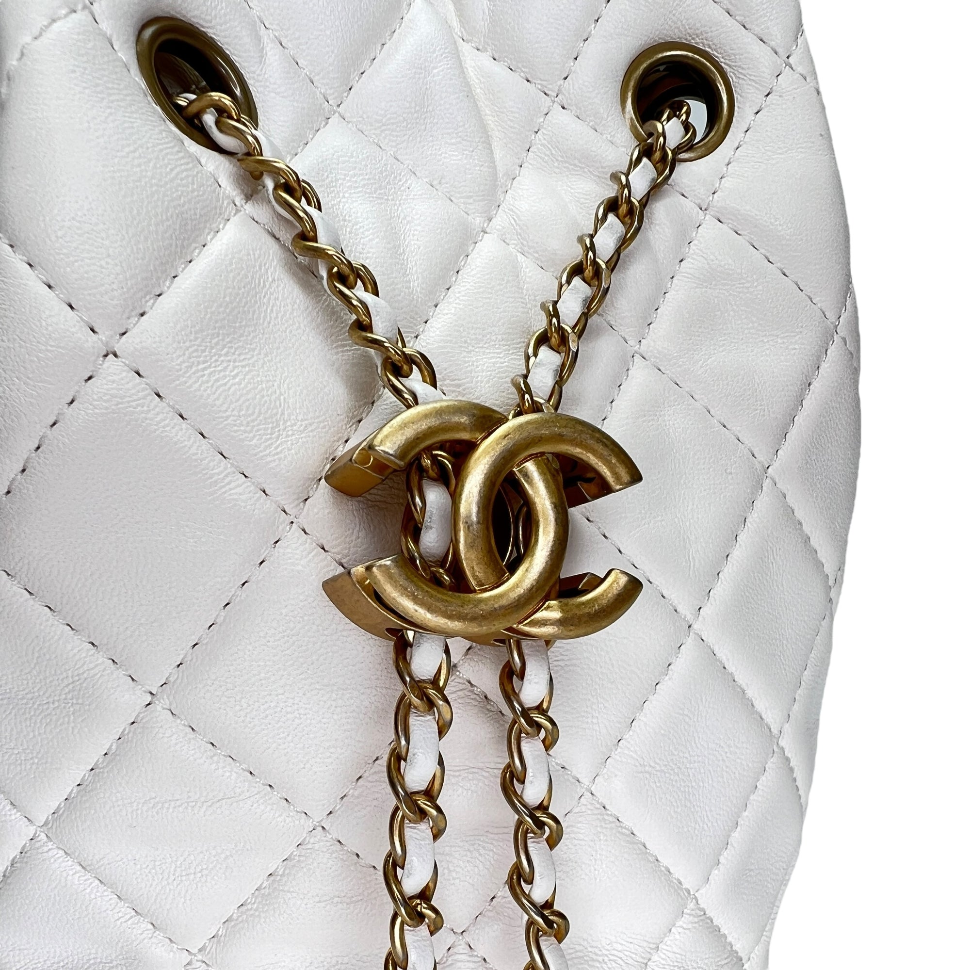 Quilted Pearl Crush Bucket Bag White in Lambskin , Gold Hardware - Image 5