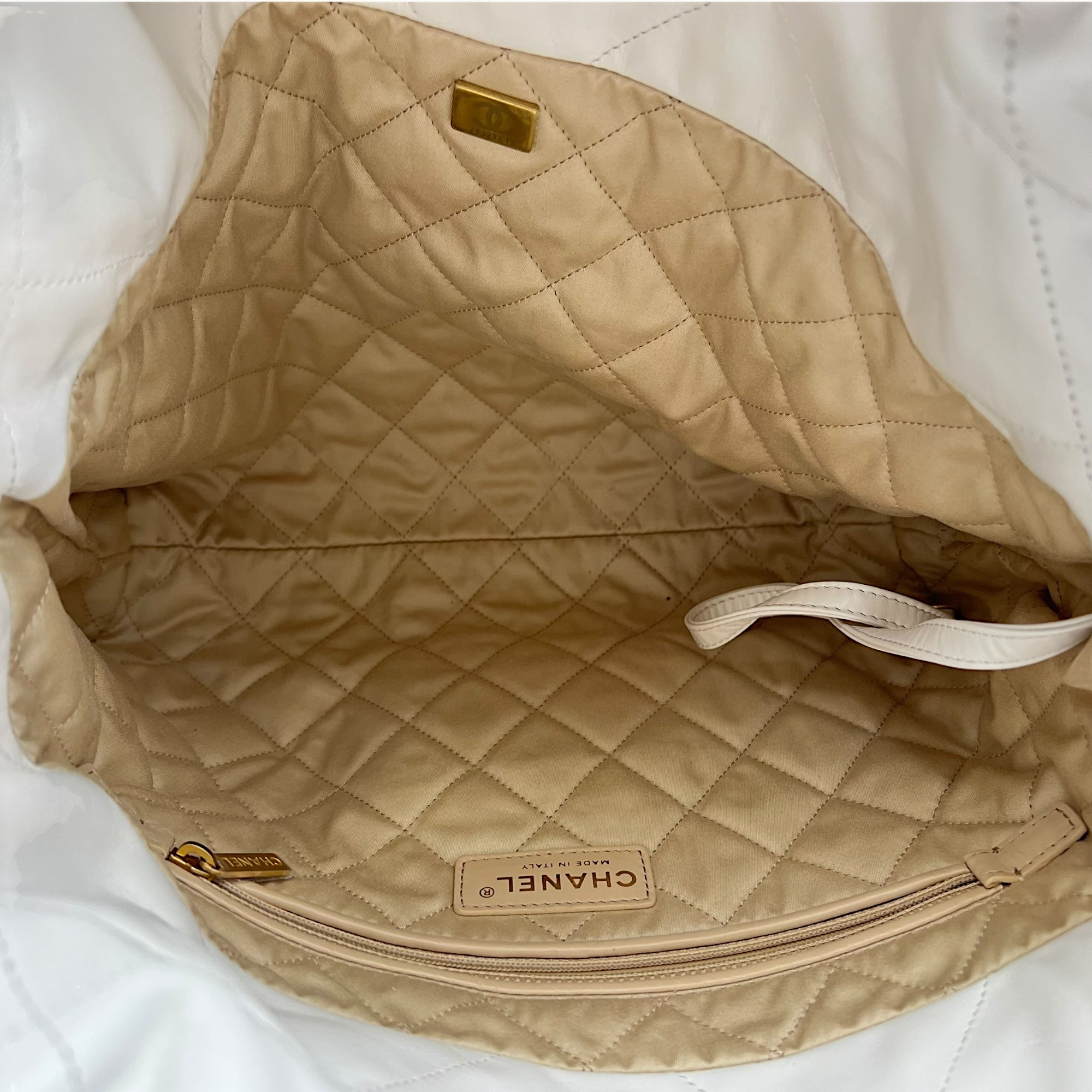 22 Tote White Tote Bag in Calfskin, Mixed hardware - Image 7