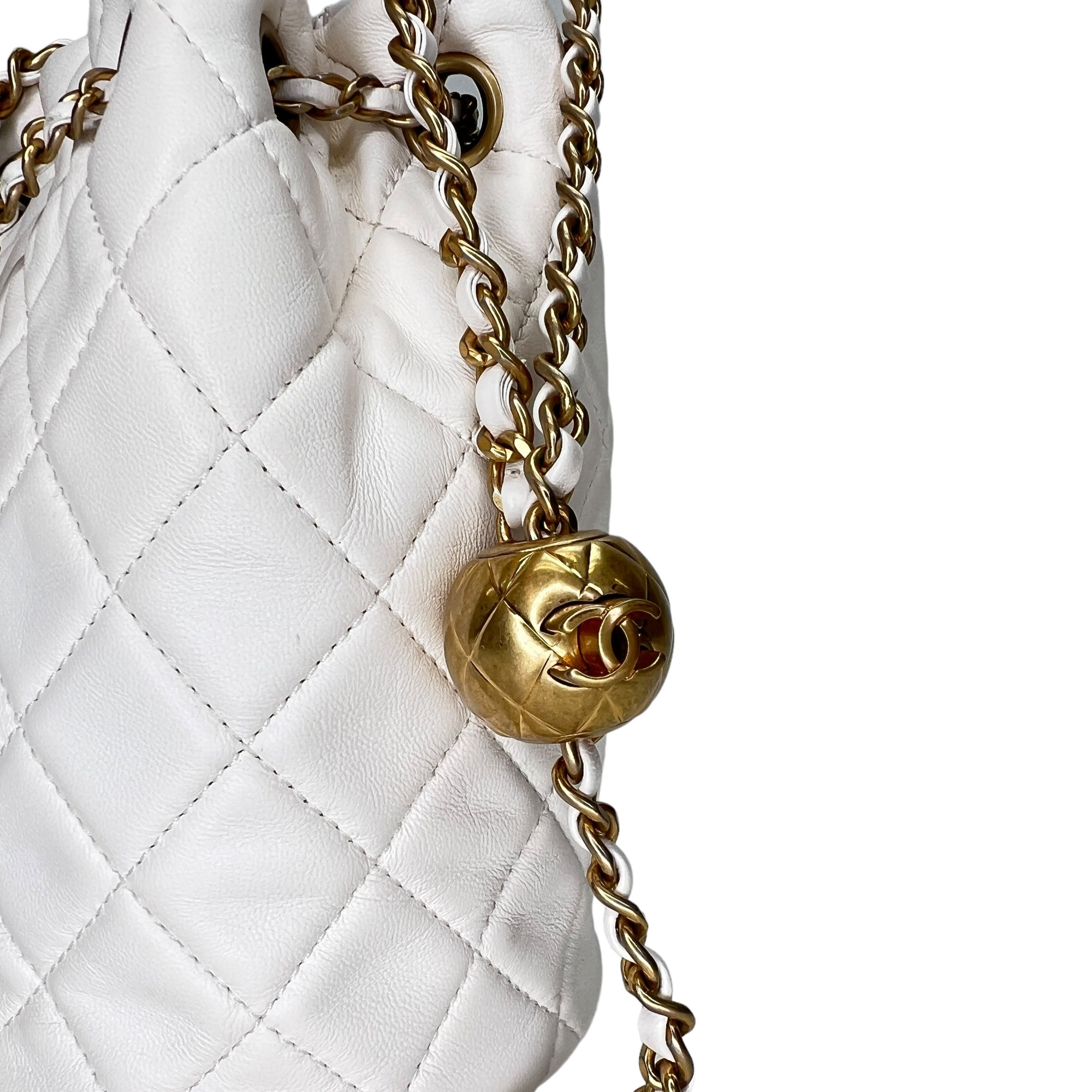 Quilted Pearl Crush Bucket Bag White in Lambskin , Gold Hardware - Image 6